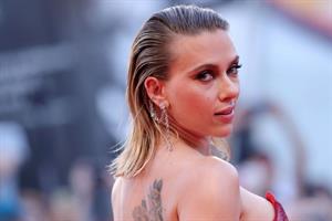 Scarlett Johansson sexy in a red dress at the Venice Film Festival.













