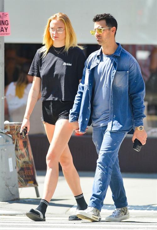 Sophie Turner (Actress) Pictures Sophie Turner braless boobs kissing Joe Jonas seen by paparazzi.