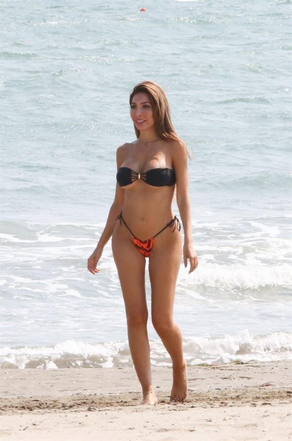 Farrah Abraham sexy ass and big tits in a thong bikini at the beach seen by paparazzi.






















