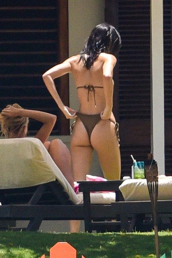 Hailey Baldwin and Kendall Jenner tanning in sexy thong bikinis seen by paparazzi.
























