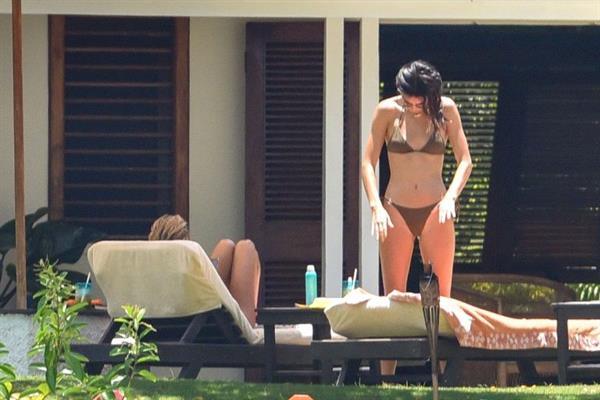 Hailey Baldwin and Kendall Jenner tanning in sexy thong bikinis seen by paparazzi.
























