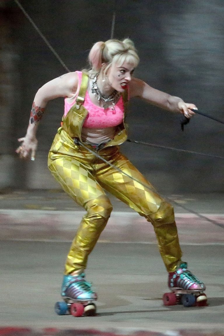 Margot Robbie Pictures Margot Robbie sexy filming an action scene as Harley Quinn in the new movie  Birds of Prey .