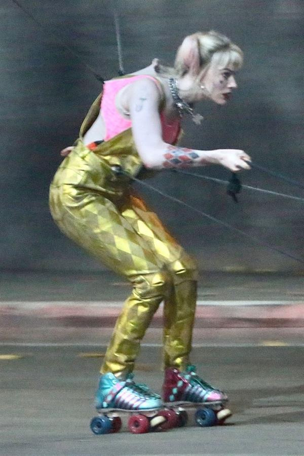 Margot Robbie sexy filming an action scene as Harley Quinn in the new movie  Birds of Prey .

















