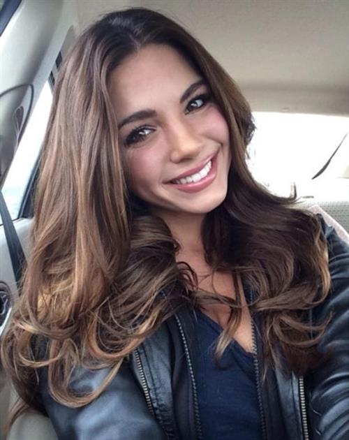 Jessica Ashley taking a selfie