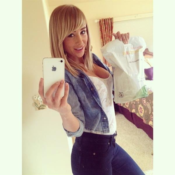 Sara Jean Underwood taking a selfie