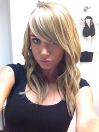 Sara Jean Underwood taking a selfie