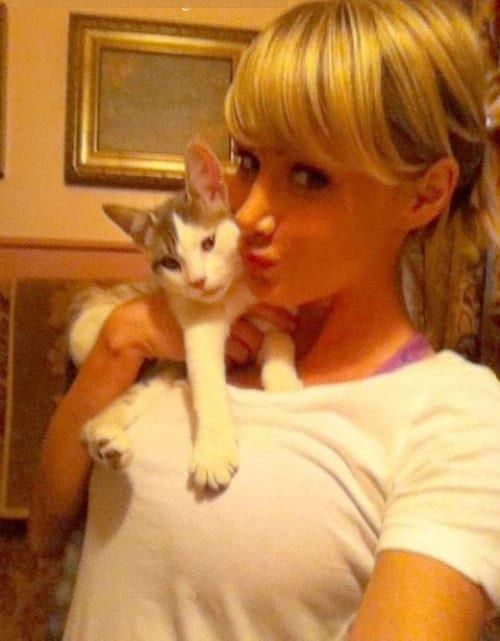Sara Jean Underwood taking a selfie