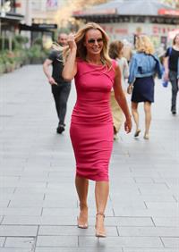 Amanda Holden braless boobs in a pink dress showing off her tits pokies seen by paparazzi.


