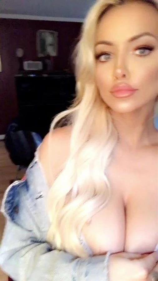 Lindsey Pelas nude photo collection showing her topless famous big boobs and naked ass.






