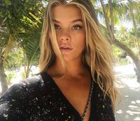 Nina Agdal taking a selfie