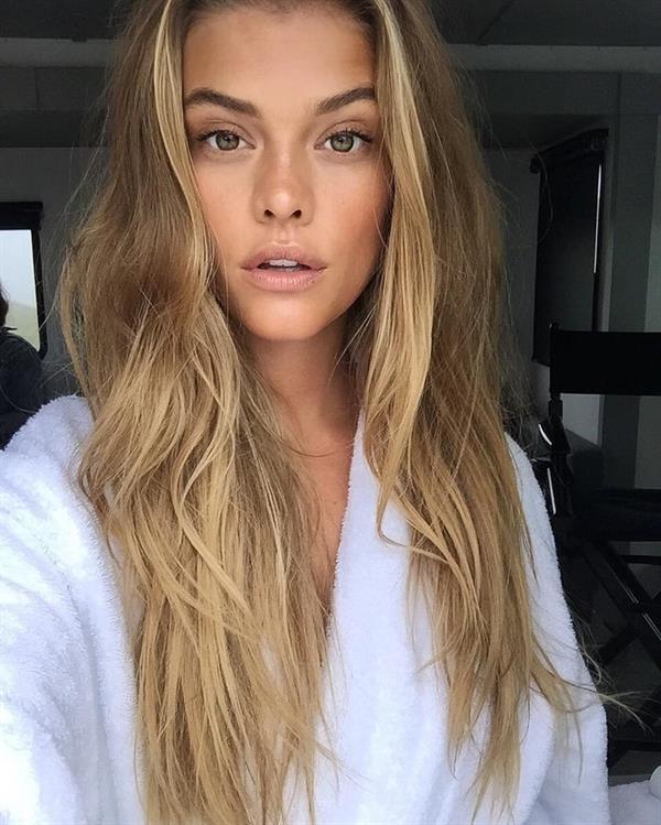 Nina Agdal taking a selfie