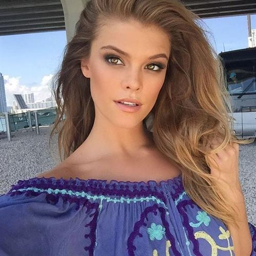 Nina Agdal taking a selfie
