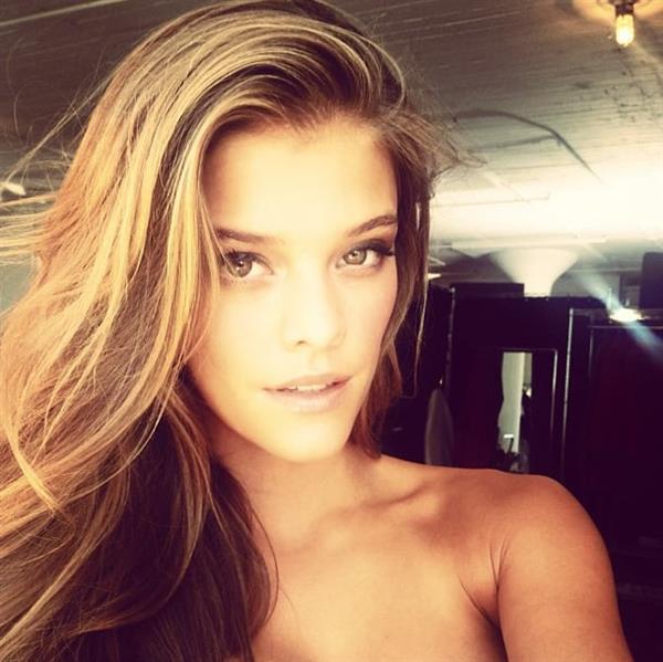 Nina Agdal taking a selfie