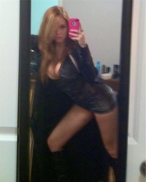 Leanna Decker taking a selfie