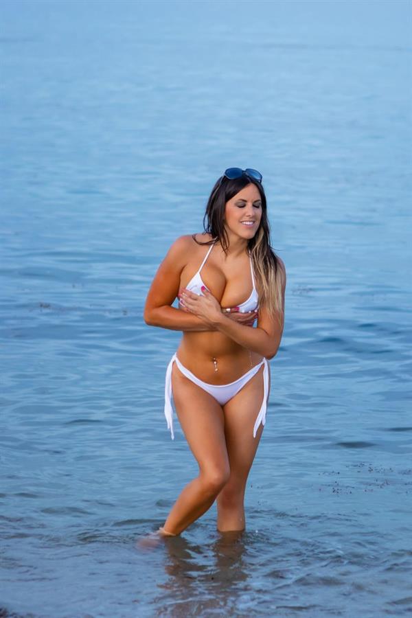 Claudia Romani see ass in a thong bikini at the beach seen by paparazzi showing nice cleavage.












































