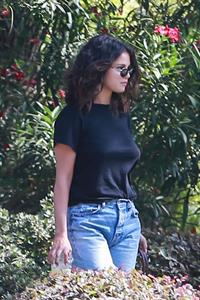 Selena Gomez braless boobs in a black top seen by paparazzi.



















































