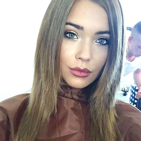 Sandra Kubicka taking a selfie