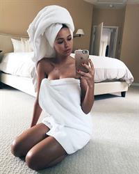 Sandra Kubicka taking a selfie