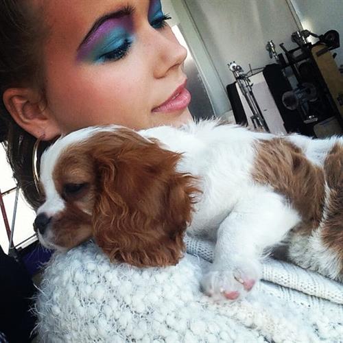 Sandra Kubicka taking a selfie