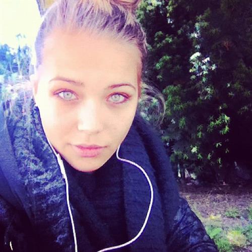 Sandra Kubicka taking a selfie