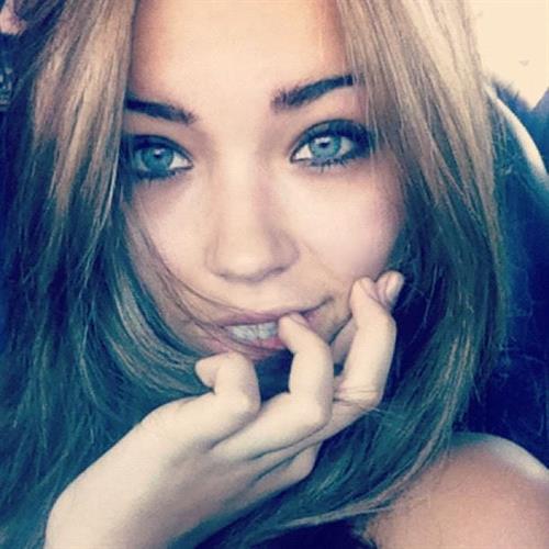 Sandra Kubicka taking a selfie