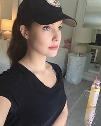Amanda Cerny taking a selfie