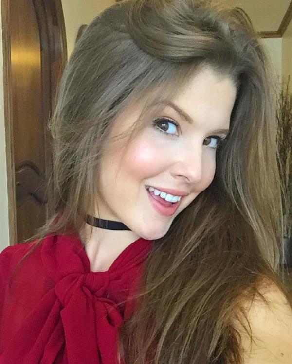 Amanda Cerny taking a selfie