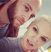 Jessie James Decker taking a selfie