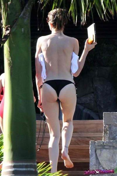 Stephanie Seymour in a bikini - ass