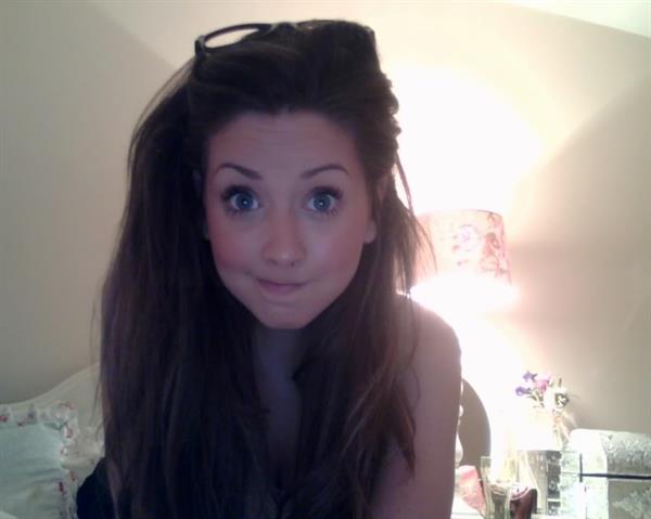 Zoe Sugg taking a selfie