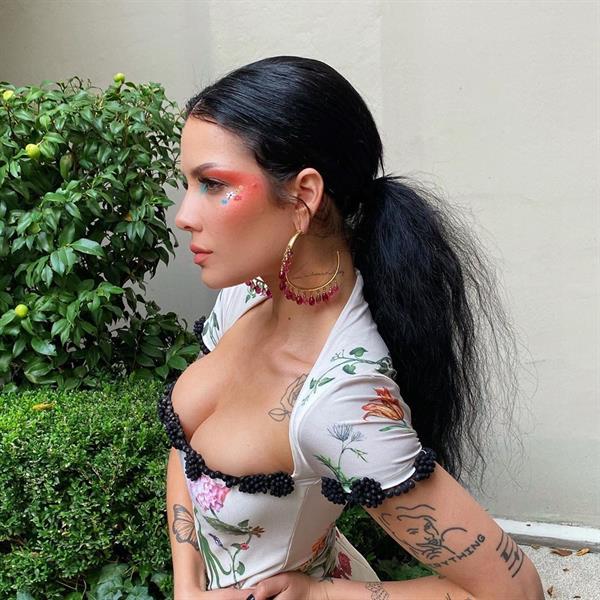 Halsey boobs showing nice cleavage braless in a dress.















