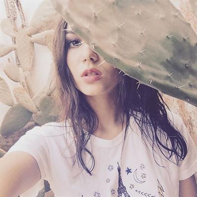 Victoria Justice taking a selfie