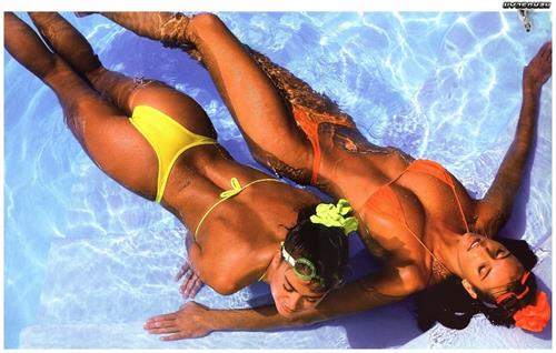 Elle MacPherson in a bikini