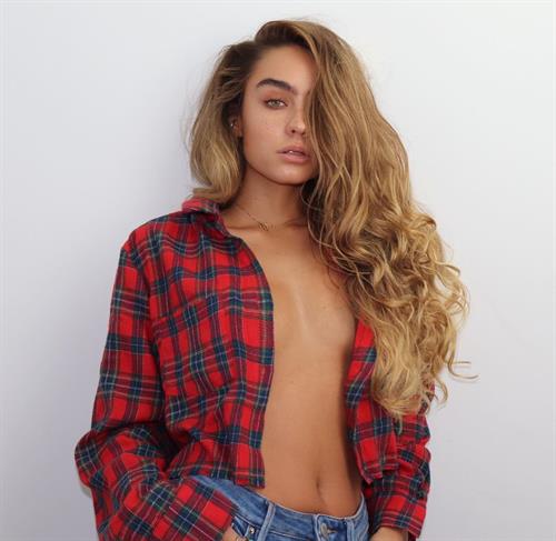 Sommer Ray braless boobs in an open shirt for this revealing photo shoot.








