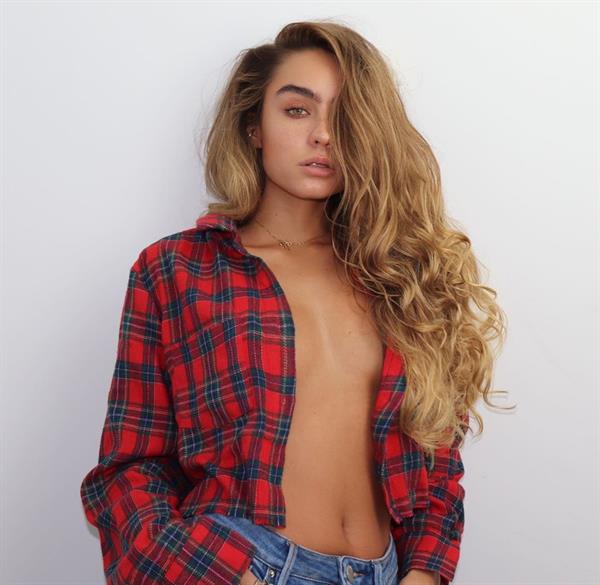 Sommer Ray braless boobs in an open shirt for this revealing photo shoot.









