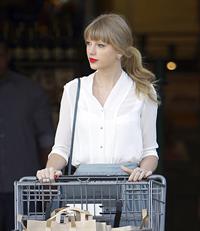 Taylor Swift - running errands in Los Angeles (03.04.2013) 