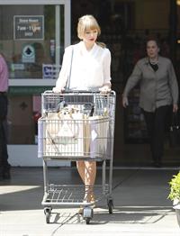 Taylor Swift - running errands in Los Angeles (03.04.2013) 