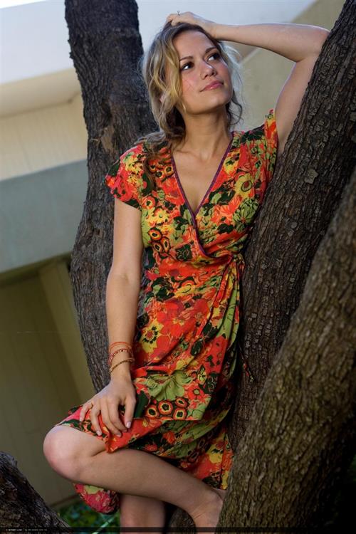 Bethany Joy Lenz-Galeotti