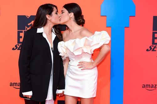 Aida Domenech Pictures Aida Domenech aka Dulceida and her partner Alba Paul photographed by paparazzi on the red carpet in a minidress sharing a lesbian kiss.