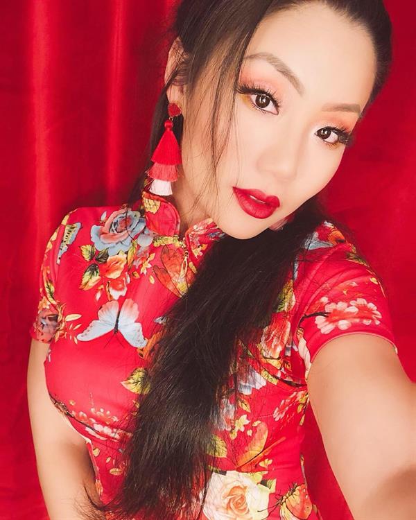Tina Guo taking a selfie