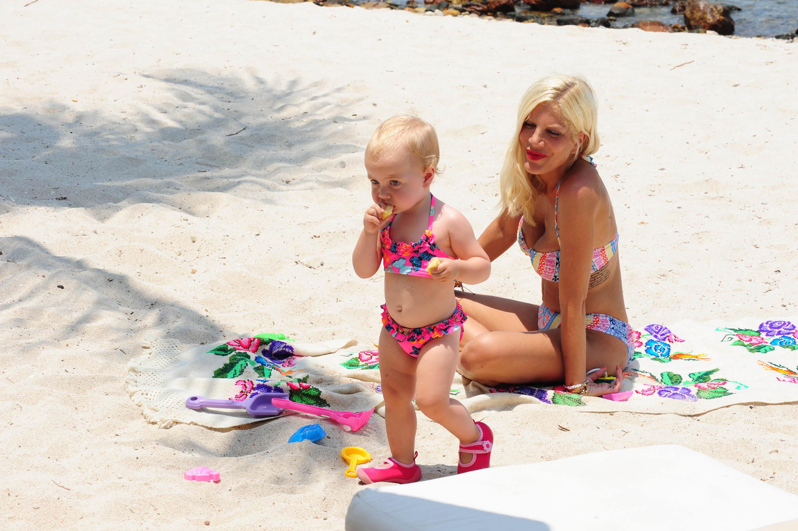 Tori Spelling Celebrates her birthday with family at the St Regis Punta Mita Resort in Mexico (May 20, 2013) 