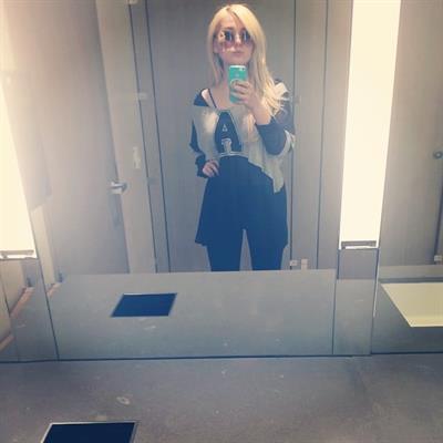 Abigail Breslin taking a selfie