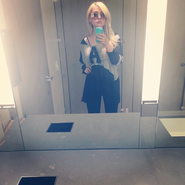 Abigail Breslin taking a selfie