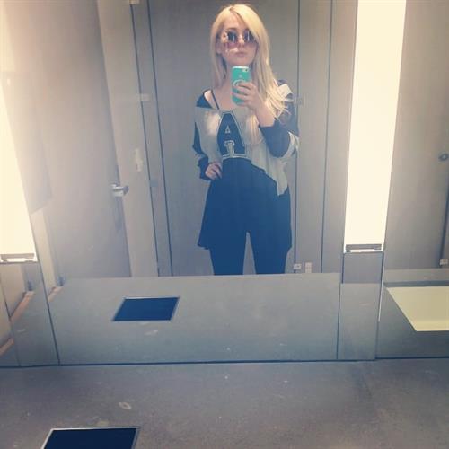 Abigail Breslin taking a selfie