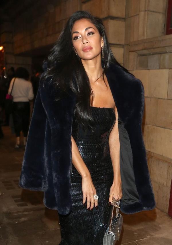 Nicole Scherzinger big boobs showing nice cleavage in a sexy dress photographed by paparazzi.





