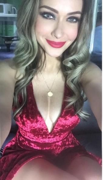 Daiana Menezes taking a selfie