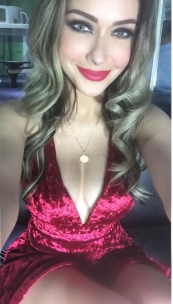 Daiana Menezes taking a selfie