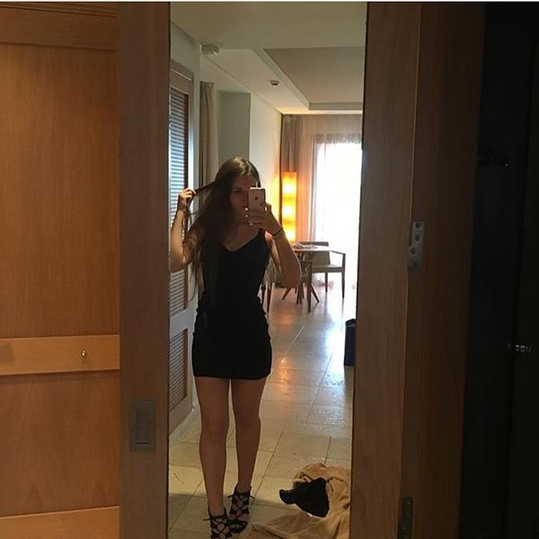 Lauren Alexis taking a selfie