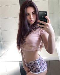 Lauren Alexis taking a selfie