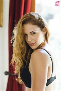 Amanda Righetti in lingerie